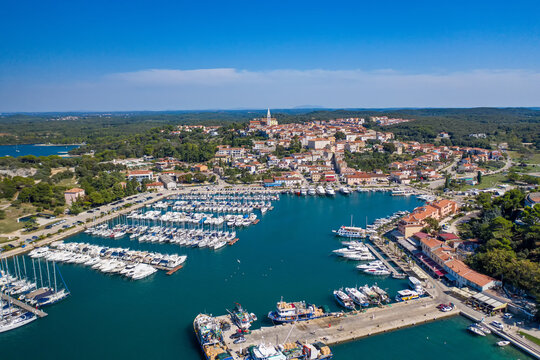 Aussicht auf die Marina von Novigrad mit der Stadt im Hintergrund. Novigrad liegt in der Region Istrien in Kroatien
