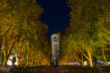 Statue und Wassergraben der Shopping-Allee Düsseldorf bei Nacht