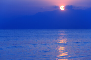 Fototapeta na wymiar 弓ケ浜から大山を望む日の出