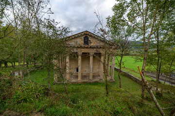 Iglesia de San Jorge a imitacion de un templo clasico en Cantabria España