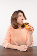 ビールを飲む若い女性