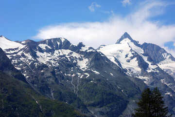 Fototapeta na wymiar Großglockner mit Schnee im Sommer, höchster Berg Österreich, Europa