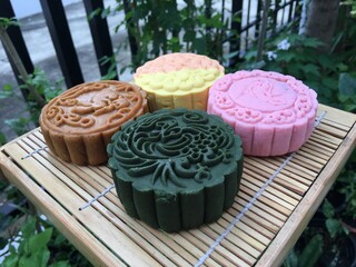 Peach moon cake, Yusu orange  moon cake, coffee mixed longan moon cake and walnut green tea moon cake