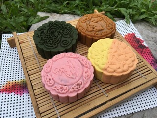 Peach moon cake, Yusu orange  moon cake, coffee mixed longan moon cake and walnut green tea moon cake