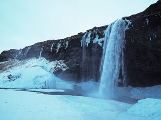 アイスランドの壮大なセリャラントスフォスの滝