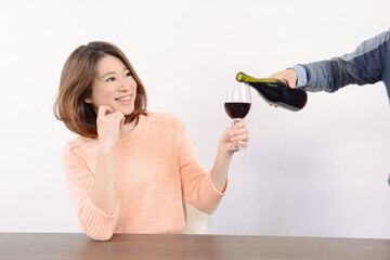 ワインを飲む若い女性