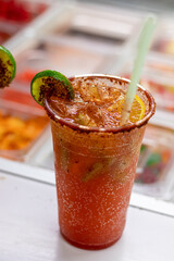 bebida fresca con limon y naranja en hielo y popote
