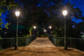 Obraz premium Brücke in einem Stadtpark in Düsseldorf bei Nacht