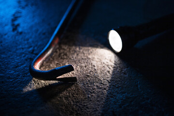 Symbolbild Einbruch, Taschenlampe mit Brechstange