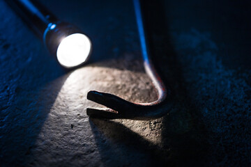 Symbolbild Einbruch, Taschenlampe mit Brechstange