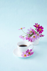 コスモスの花束とコーヒー
