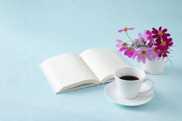 Obraz na płótnie Canvas 本とコスモスの花とコーヒー