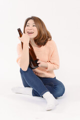 Fototapeta premium 一升瓶を持った若い女性