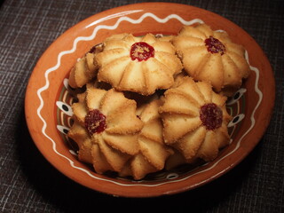 Kurabye cookies are placed in a brown clay Cup.