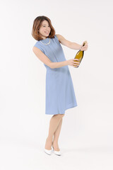 シャンパンボトルの栓を抜く女性