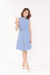 シャンパンを飲む若い女性