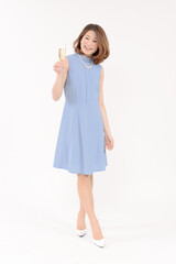 シャンパンを飲む若い女性