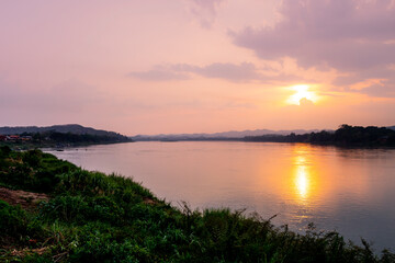Obraz na płótnie Canvas sunset over river in Thailand