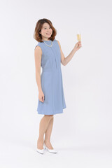 シャンパンを飲む若い女性