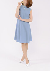 シャンパンを飲む若い女性