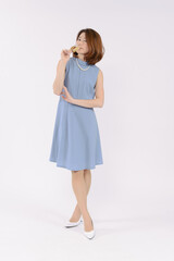 シャンパンを飲む若い女性