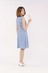 シャンパンを飲む若い女性