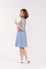 シャンパンを飲む女性