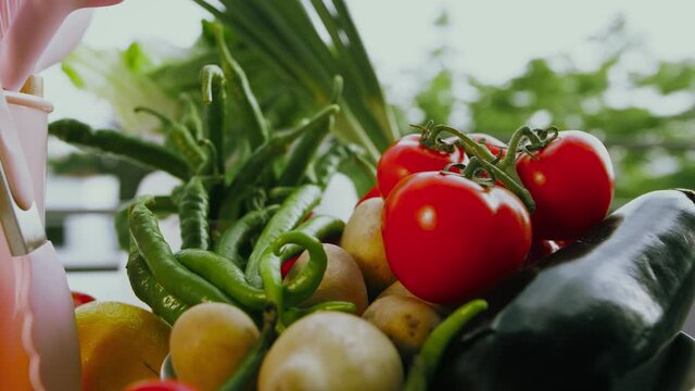 Frisches Obst und Gem&uuml;se liegt auf einem gro&szlig;en Haufen sehr nah gefilmt