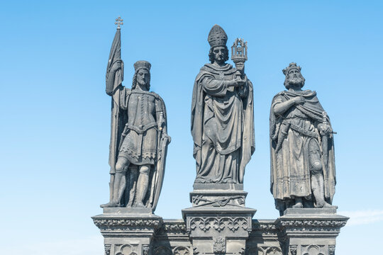 Statuen auf der Karlsbr&uuml;cke in Prag