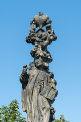 Fototapeta na wymiar Statue Kajetan von Thiene auf der Karlsbrücke in Prag