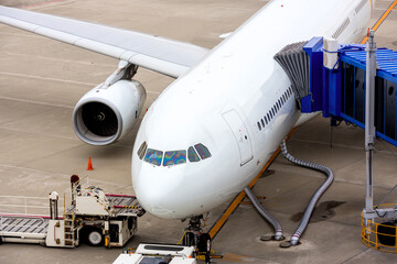 airplane gets refueled