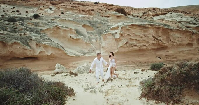 In the middle of the nature with a amazing landscape couple walking around and enjoying the time together they spending a good time together. 4k