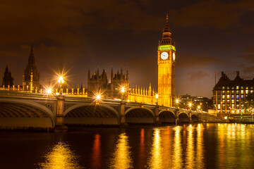 Fototapeta premium The Parliament, the Big Ben and the Westminster bridge at night, London, England