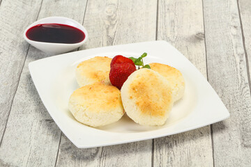 Curd pancakes with jam and stravberry
