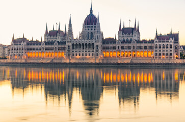 Obraz na płótnie Canvas parliament in budapest, hungary