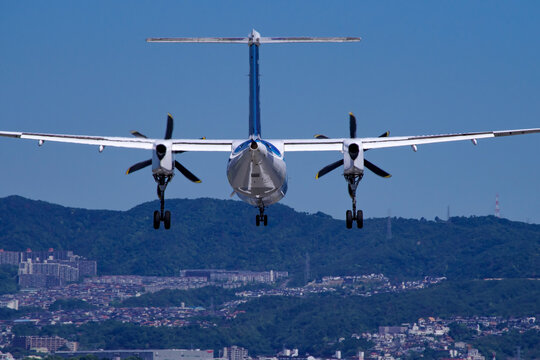 着陸態勢の旅客機・プロペラ機