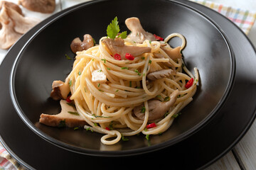 Piatto di deliziosi spaghetti con funghi e peperoncino 