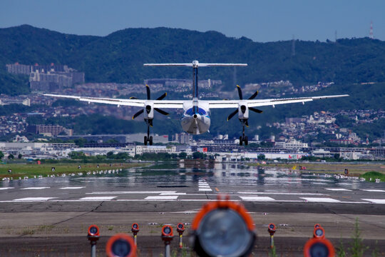 大阪府豊中市・旅客機が着陸する伊丹空港滑走路32Lエンド