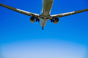 青空と着陸態勢のジェット旅客機