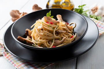 Piatto di deliziosi spaghetti con funghi e peperoncino 