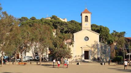 Place d’Armes du village de l'île de Porquerolles, au large de la ville d’Hyères dans le Var,...