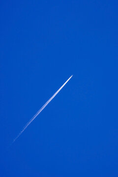 青空の飛行機雲