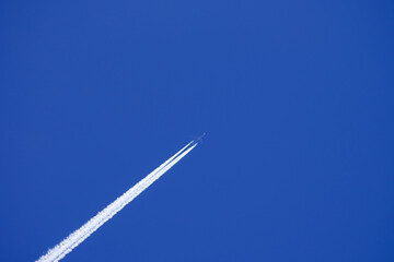 青空の飛行機雲