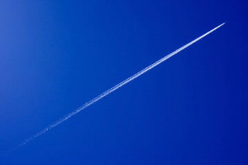青空の飛行機雲