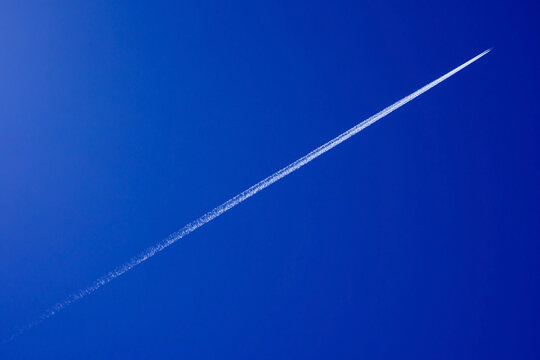 青空の飛行機雲