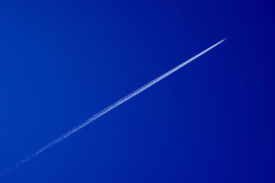 青空の飛行機雲