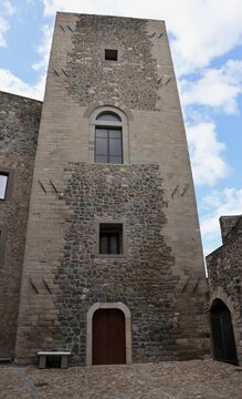 Melfi &ndash; Torre del castello dal cortile