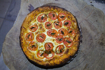 Pizza com tomate assada no forno a lenha
