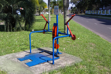 Obraz premium Aparelho para exercício físico em um parque da cidade
