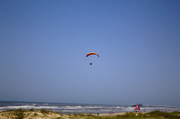 Parapente motorizado voando com o fundo do céu azul